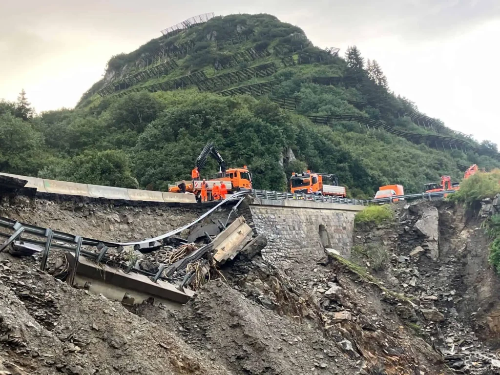 Albergpasweg bij Sankt Anton am Arlberg gestremd door aardschuivingen, dank aan presse.vorarlberg.at