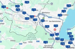 Screenshot van alle hotels onderweg langs de A2/E35 en H2 in de buurt van Chiasso en Balerna, Ticino, Zwitserland. Beschikbare hotels worden met een Euro icoontje aangegeven op een Google Maps hotelkaart.