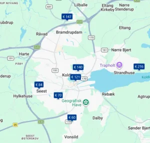 Screenshot van de Google Maps-hotelkaart met hotels langs de E20, E45 en PR25 in de buurt van Kolding, Jutland, Denemarken. Elk beschikbare hotel is op de kaart gemarkeerd met een prijslabel.